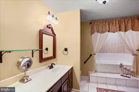Bath - 19266 Mockingbird Heights Rd, Triangle, VA 22172 photo 1 of 5