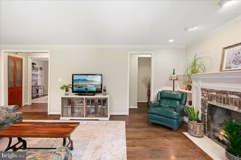 Living - 19266 Mockingbird Heights Rd, Triangle, VA 22172 photo 1 of 1