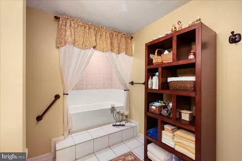 Bath - 19266 Mockingbird Heights Rd, Triangle, VA 22172 photo 2 of 5