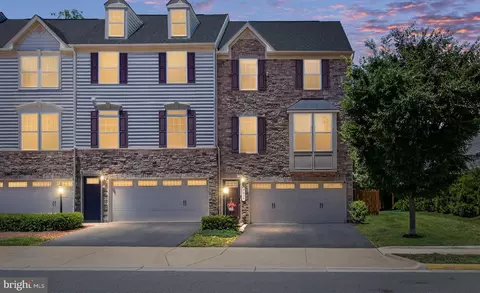 7030 Darbey Knoll Dr, Gainesville, VA 20155