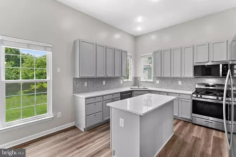 Kitchen - 12997 Kyle Moor Pl, Bristow, VA 20136 photo 4 of 6