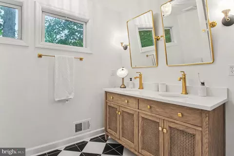 Bath - 15745 Edgewood Dr, Dumfries, VA 22025 photo 3 of 5