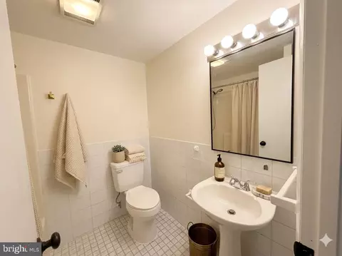 Bath - 7629 Huron Dr, Gainesville, VA 20155 photo 2 of 2