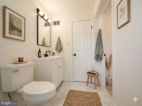 Bath - 7629 Huron Dr, Gainesville, VA 20155 photo 1 of 2