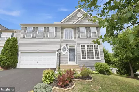 17515 Mina Ln, Dumfries, VA 22025