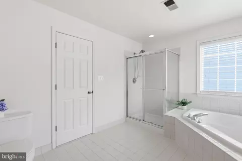 Bath - 17515 Mina Ln, Dumfries, VA 22025 photo 2 of 5