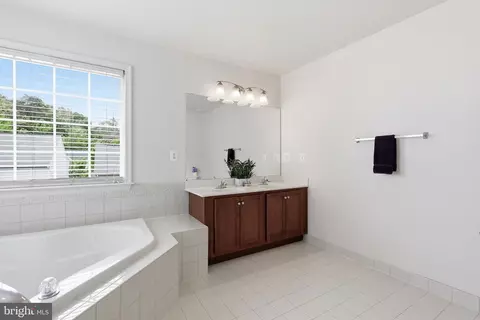 Bath - 17515 Mina Ln, Dumfries, VA 22025 photo 4 of 5