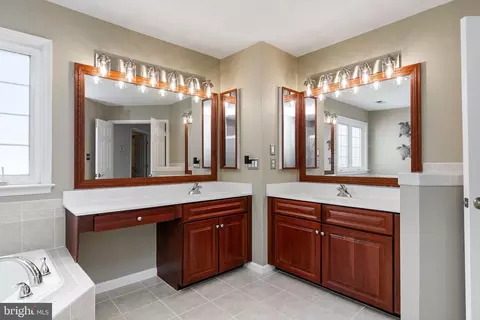 Bath - 3364 Logstone Dr, Triangle, VA 22172 photo 4 of 6