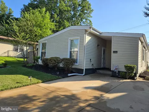 12702 Torrington St, Woodbridge, VA 22192