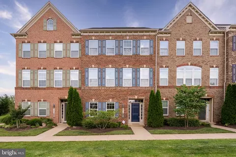 7102 Darbey Knoll Dr, Gainesville, VA 20155