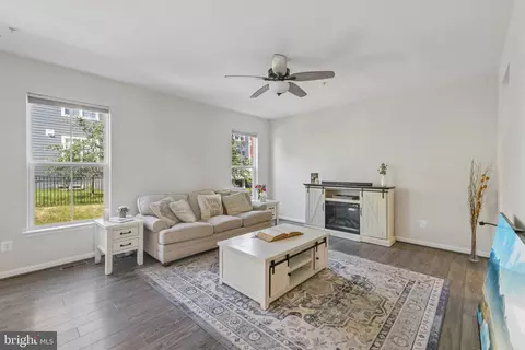 Living - 18267 Thunderbolt Rd, Dumfries, VA 22026 photo 1 of 2