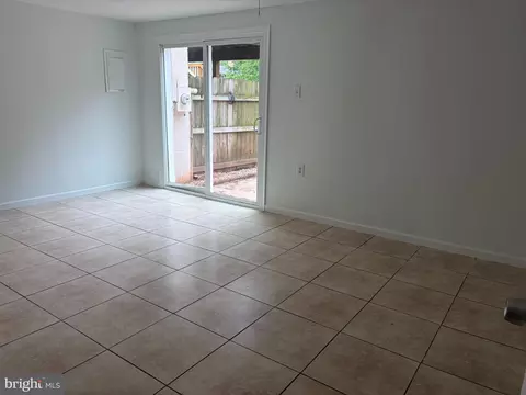 Living - 9586 Covington Pl, Manassas, VA 20109 photo 3 of 3