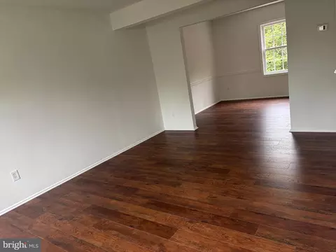 Living - 9586 Covington Pl, Manassas, VA 20109 photo 1 of 3