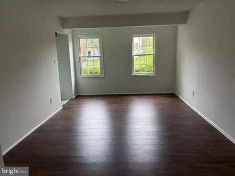 Living - 9586 Covington Pl, Manassas, VA 20109 photo 2 of 3