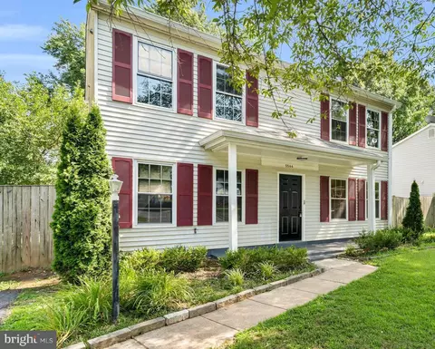 5566 Saint Charles Dr, Woodbridge, VA 22193