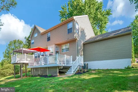 Exterior - 18849 Beaten Path Ct, Triangle, VA 22172 photo 7 of 14