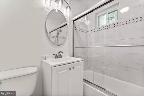 Bath - 18301 Cabin Rd, Triangle, VA 22172 photo 1 of 3