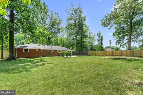 Exterior - 18301 Cabin Rd, Triangle, VA 22172 photo 2 of 8