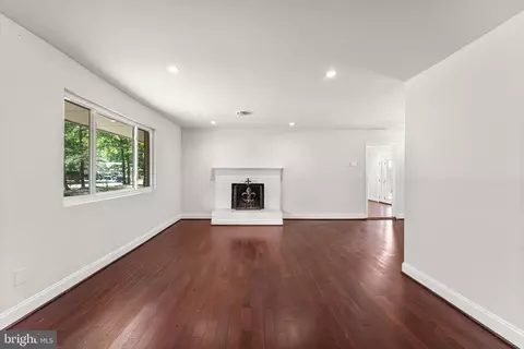 Living - 18301 Cabin Rd, Triangle, VA 22172 photo 3 of 8