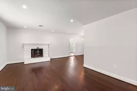 Living - 18301 Cabin Rd, Triangle, VA 22172 photo 5 of 8