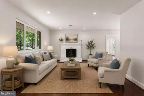 Living - 18301 Cabin Rd, Triangle, VA 22172 photo 2 of 8