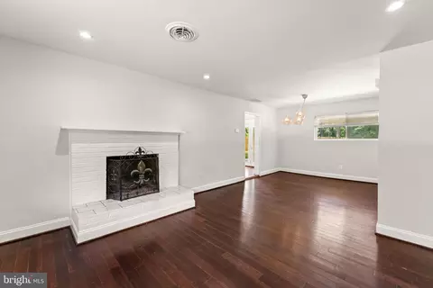 Living - 18301 Cabin Rd, Triangle, VA 22172 photo 6 of 8