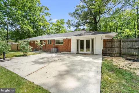 Exterior - 18301 Cabin Rd, Triangle, VA 22172 photo 5 of 8
