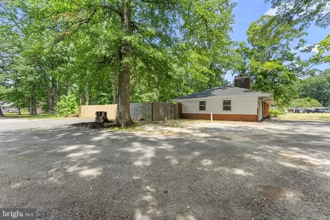 Exterior - 18301 Cabin Rd, Triangle, VA 22172 photo 8 of 8