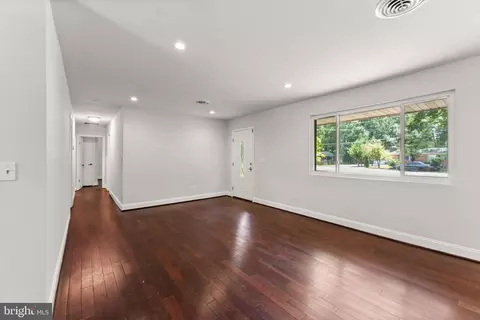 Living - 18301 Cabin Rd, Triangle, VA 22172 photo 1 of 8