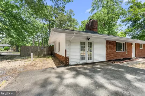 Exterior - 18301 Cabin Rd, Triangle, VA 22172 photo 4 of 8