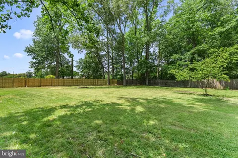 Exterior - 18301 Cabin Rd, Triangle, VA 22172 photo 7 of 8