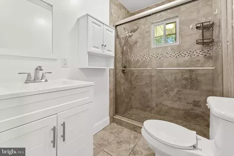Bath - 18301 Cabin Rd, Triangle, VA 22172 photo 3 of 3