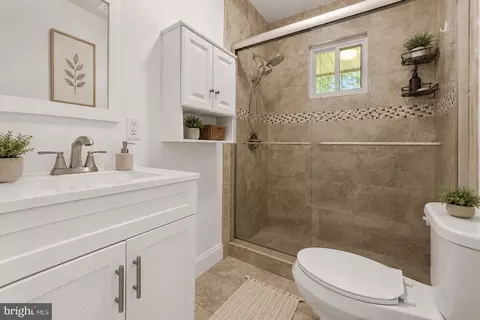 Bath - 18301 Cabin Rd, Triangle, VA 22172 photo 2 of 3