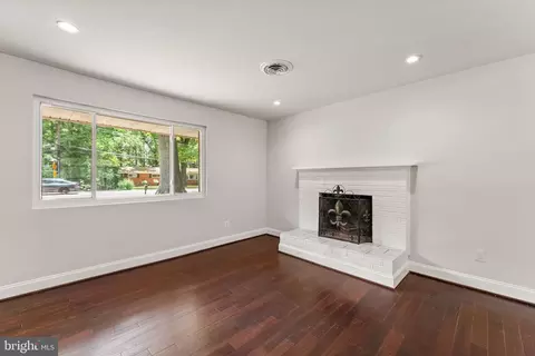 Living - 18301 Cabin Rd, Triangle, VA 22172 photo 4 of 8