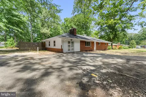 Exterior - 18301 Cabin Rd, Triangle, VA 22172 photo 3 of 8