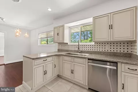 Kitchen - 18301 Cabin Rd, Triangle, VA 22172 photo 1 of 1