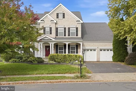 Exterior - 8720 Lords View Loop, Gainesville, VA 20155 photo 6 of 9