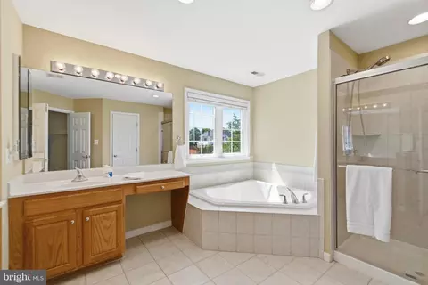 Bath - 3646 Thomasson Crossing Dr, Triangle, VA 22172 photo 2 of 4
