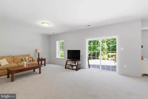 Living - 3646 Thomasson Crossing Dr, Triangle, VA 22172 photo 7 of 8