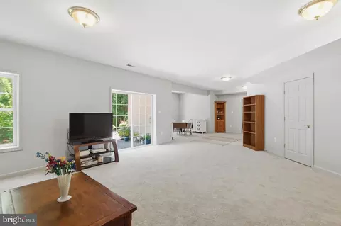 Living - 3646 Thomasson Crossing Dr, Triangle, VA 22172 photo 5 of 8