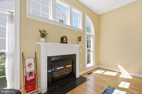 Living - 3646 Thomasson Crossing Dr, Triangle, VA 22172 photo 2 of 8