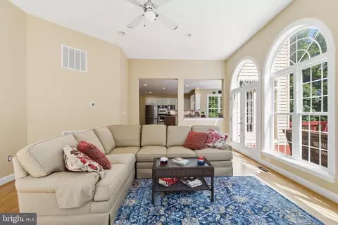 Living - 3646 Thomasson Crossing Dr, Triangle, VA 22172 photo 3 of 8