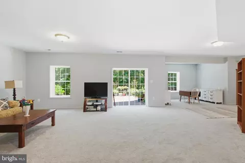 Living - 3646 Thomasson Crossing Dr, Triangle, VA 22172 photo 6 of 8