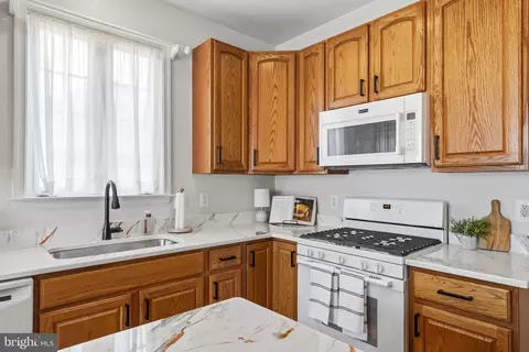 Kitchen - 13886 Crabtree Way, Gainesville, VA 20155 photo 4 of 6