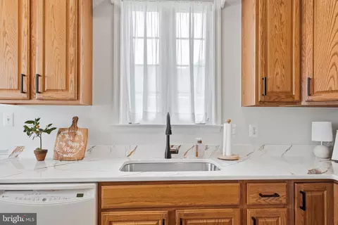 Kitchen - 13886 Crabtree Way, Gainesville, VA 20155 photo 2 of 6