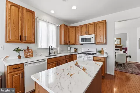 Kitchen - 13886 Crabtree Way, Gainesville, VA 20155 photo 3 of 6