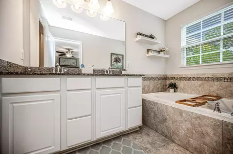 Bath - 7739 Milton Cir, Gainesville, VA 20155 photo 1 of 5