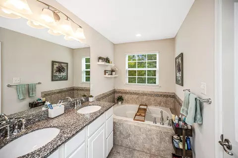 Bath - 7739 Milton Cir, Gainesville, VA 20155 photo 2 of 5