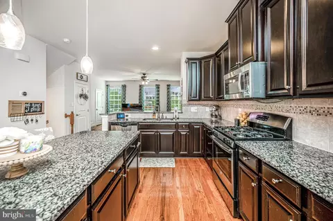 Kitchen - 7739 Milton Cir, Gainesville, VA 20155 photo 4 of 6