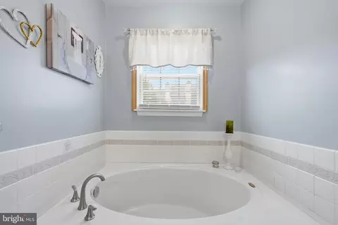 Bath - 9083 Slate Stone Loop, Bristow, VA 20136 photo 2 of 4